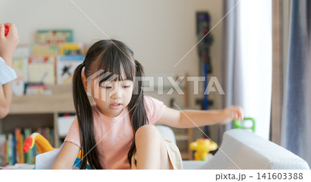 部屋で遊ぶ女の子 部屋で遊ぶ女の子 141603388