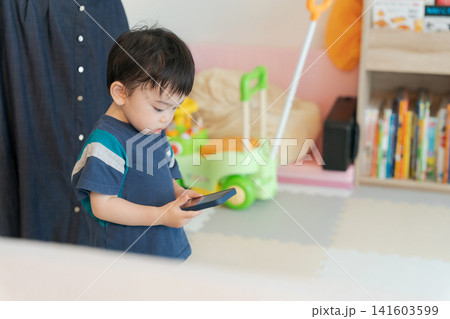 スマホで遊ぶ男の子 スマホで遊ぶ男の子 141603599