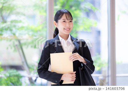 就活 リクルートスーツを着た女性のポートレート 撮影協力:学校法人電波学園東京電子専門学校 就活 リクルートスーツを着た女性のポートレート 撮影協力:学校法人電波学園東京電子専門学校 141603706
