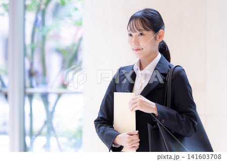 就活 リクルートスーツを着た女性のポートレート 撮影協力:学校法人電波学園東京電子専門学校 就活 リクルートスーツを着た女性のポートレート 撮影協力:学校法人電波学園東京電子専門学校 141603708