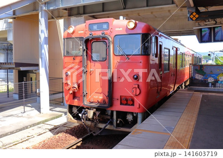 城端線 新高岡駅に停車する入線するキハ47車両(富山県高岡市) 城端線 新高岡駅に停車する入線するキハ47車両(富山県高岡市) 141603719
