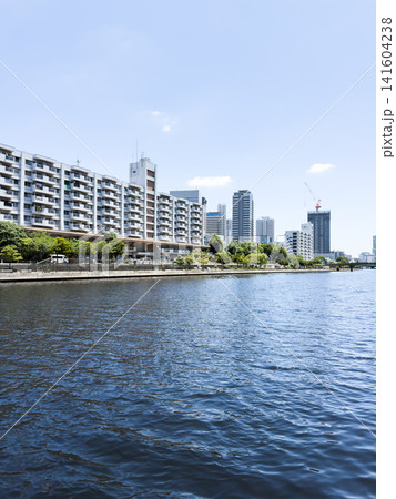 天王洲アイルの街並みと運河の風景 天王洲アイルの街並みと運河の風景 141604238