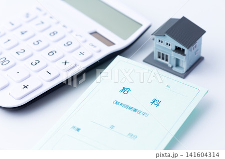 給料明細の封筒と電卓と家 給料明細の封筒と電卓と家 141604314