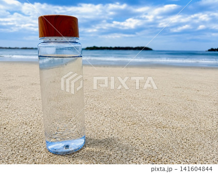 夏の海辺とマイボトル 水分補給をイメージした風景 141604844