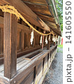 神社の境内に並ぶ摂末社と注連縄 141605550