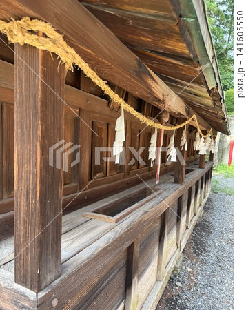 神社の境内に並ぶ摂末社と注連縄 神社の境内に並ぶ摂末社と注連縄 141605550