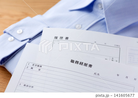 履歴書と職務経歴書と青いYシャツ 履歴書と職務経歴書と青いYシャツ 141605677