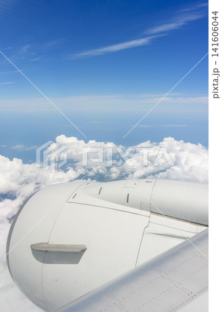 飛行機の窓から眺める青空と雲海 空の旅イメージ 飛行機の窓から眺める青空と雲海 空の旅イメージ 141606044