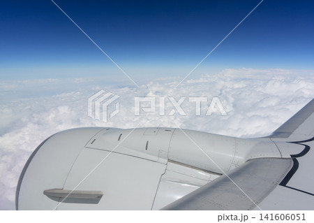 飛行機の窓から眺める青空と雲海 空の旅イメージ 飛行機の窓から眺める青空と雲海 空の旅イメージ 141606051