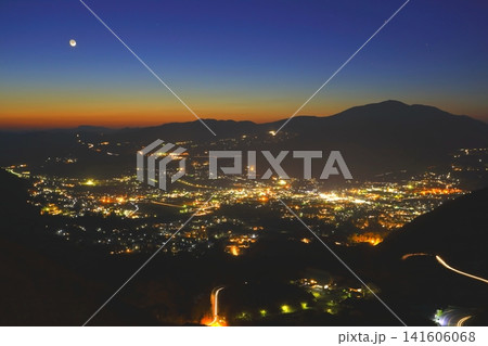 由布院盆地の夕景（由布市湯布院町） 141606068