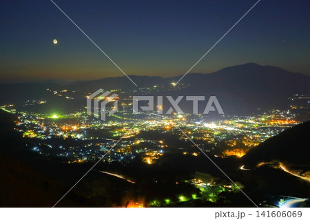 由布院盆地の夕景(由布市湯布院町) 由布院盆地の夕景(由布市湯布院町) 141606069