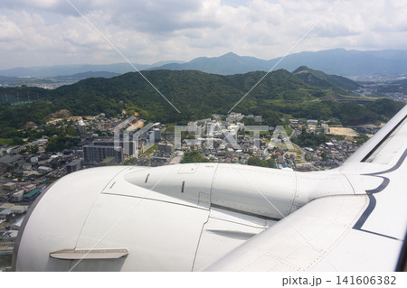 飛行機から望む福岡市街と福岡空港着陸前の空撮風景 141606382