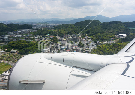 飛行機から望む福岡市街と福岡空港着陸前の空撮風景 飛行機から望む福岡市街と福岡空港着陸前の空撮風景 141606388