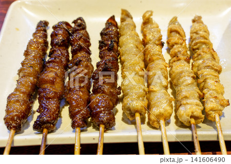 博多名物 焼き鳥店で味わう香ばしい鶏皮串  141606490
