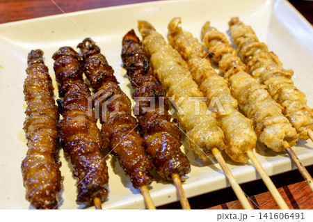 博多名物 焼き鳥店で味わう香ばしい鶏皮串 博多名物 焼き鳥店で味わう香ばしい鶏皮串 141606491