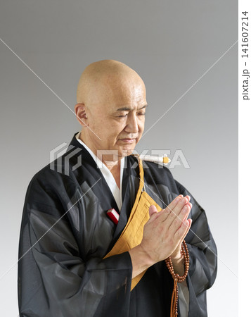 目を閉じて合掌する僧侶 目を閉じて合掌する僧侶 141607214
