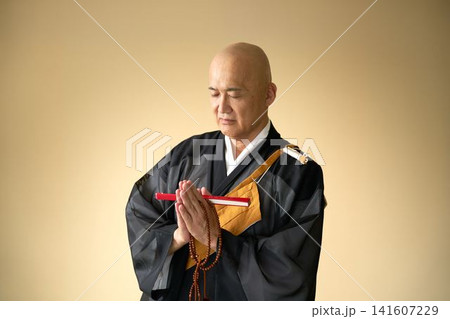 合掌して祈る僧侶 合掌して祈る僧侶 141607229