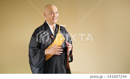 身振りを交えて説明する僧侶 141607244