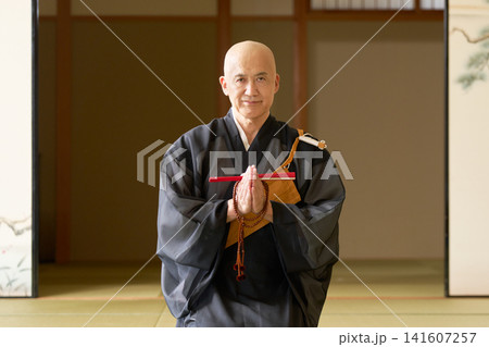 数珠を手に合掌し正座する僧侶 数珠を手に合掌し正座する僧侶 141607257