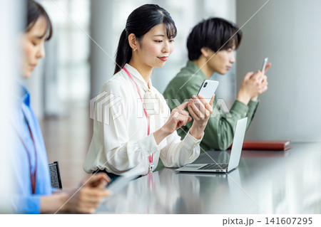 スマホ　女性　ビジネス 141607295