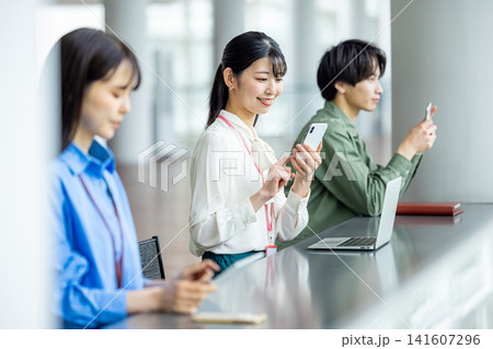 スマホ 女性 ビジネス スマホ 女性 ビジネス 141607296