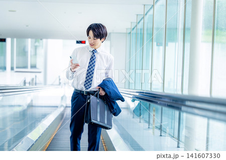 スマホで電話する若いビジネスマン スマホで電話する若いビジネスマン 141607330