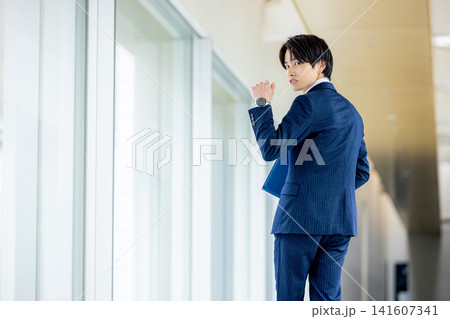 オフィス 若いビジネスマン オフィス 若いビジネスマン 141607341