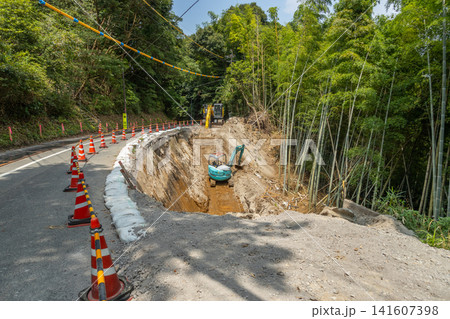 災害で崩落したのり面の復旧工事の素材写真 重機での作業風景 災害で崩落したのり面の復旧工事の素材写真 重機での作業風景 141607398