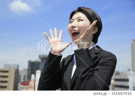 希望に向かって声援を送る女性 青空とコピースペース 141607416