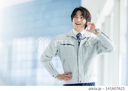 若い作業着の男性 若い作業着の男性 141607625