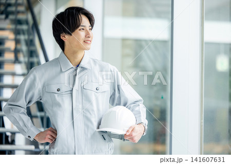 作業服を着た若い男性 141607631