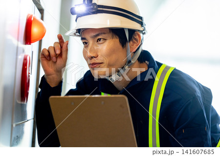 工場点検をする作業員男性 工場点検をする作業員男性 141607685