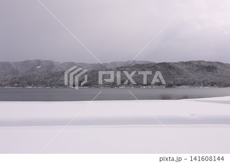雪の積もった山と湖 雪の積もった山と湖 141608144