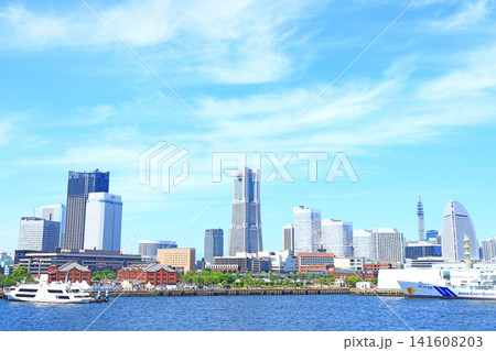 神奈川県横浜市、横浜赤レンガ倉庫とランドマークタワーの風景 神奈川県横浜市、横浜赤レンガ倉庫とランドマークタワーの風景 141608203