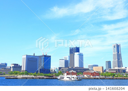 神奈川県横浜市、横浜赤レンガ倉庫とランドマークタワーの風景 神奈川県横浜市、横浜赤レンガ倉庫とランドマークタワーの風景 141608204