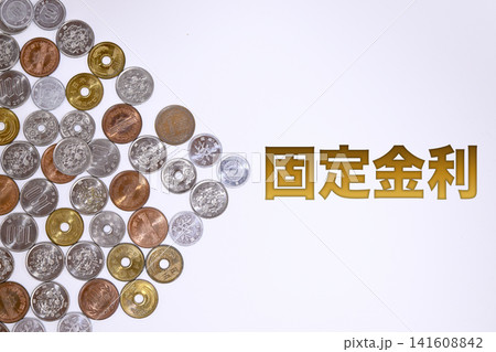 固定金利のテキストと日本円の硬貨 141608842