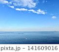 青い空と広い海に浮かぶ一隻の船 地平線 画像 風景 素材 clear blue sky 141609016