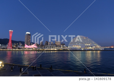 神戸ポートタワーとメリケンパークの夜景 神戸ポートタワーとメリケンパークの夜景 141609178