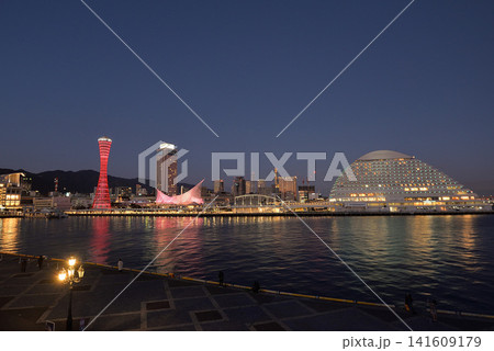 神戸ポートタワーとメリケンパークの夜景 神戸ポートタワーとメリケンパークの夜景 141609179