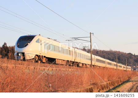 朝陽を浴びて駆け抜ける683系特急列車(旧北陸本線・加賀温泉) 朝陽を浴びて駆け抜ける683系特急列車(旧北陸本線・加賀温泉) 141609255
