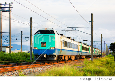 北陸本線を走る国鉄型特急電車485系3000番台「北越」(新潟行き) 北陸本線を走る国鉄型特急電車485系3000番台「北越」(新潟行き) 141609258