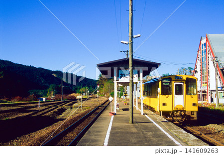 秋空広がる阿仁合駅と黄色のローカル線車両(秋田内陸縦貫鉄道) 秋空広がる阿仁合駅と黄色のローカル線車両(秋田内陸縦貫鉄道) 141609263