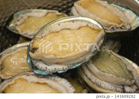 These are thoroughly washed abalones. These are thoroughly washed abalones. 141609282