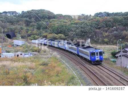 秋の室蘭本線を行く特急北斗:黄金駅近くの跨線橋から望む非電化複線の疾走風景 秋の室蘭本線を行く特急北斗:黄金駅近くの跨線橋から望む非電化複線の疾走風景 141609287
