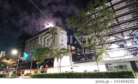 夜空に満月が浮かぶ深夜のユウタウン総曲輪と御宿野乃(富山市・16:9) 夜空に満月が浮かぶ深夜のユウタウン総曲輪と御宿野乃(富山市・16:9) 141609292