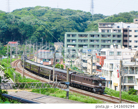 緑豊かな高台から望むEF64 1001牽引の「レトロ横濱号」(横浜開港150周年記念列車) 緑豊かな高台から望むEF64 1001牽引の「レトロ横濱号」(横浜開港150周年記念列車) 141609294