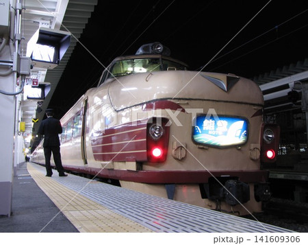 夜行急行の旅情:富山駅に停車中の489系ボンネット「能登」(ローアングル撮影) 夜行急行の旅情:富山駅に停車中の489系ボンネット「能登」(ローアングル撮影) 141609306