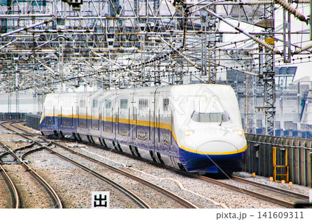 大宮駅新幹線ホームに入線する上越新幹線E4系「Max」(イエローライン・8両編成) 大宮駅新幹線ホームに入線する上越新幹線E4系「Max」(イエローライン・8両編成) 141609311