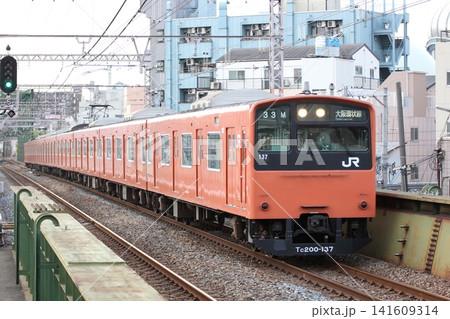 かつての大阪の顔：201系オレンジバーミリオン（大阪環状線・駅ホーム撮影） 141609314