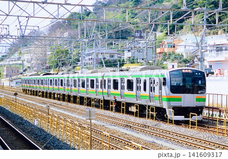 留置線に佇む東海道線仕様のE217系湘南色(付属5両編成・編成写真) 留置線に佇む東海道線仕様のE217系湘南色(付属5両編成・編成写真) 141609317